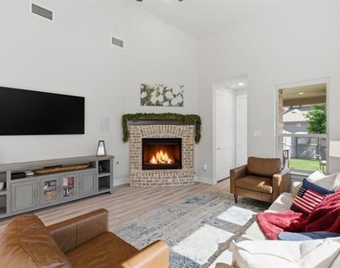 2225 Elm Place - Photo Thumbnail 4