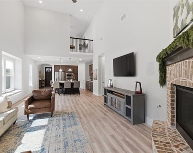 2225 Elm Place - Photo Thumbnail 5