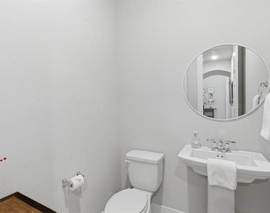 2225 Elm Place - Photo Thumbnail 17