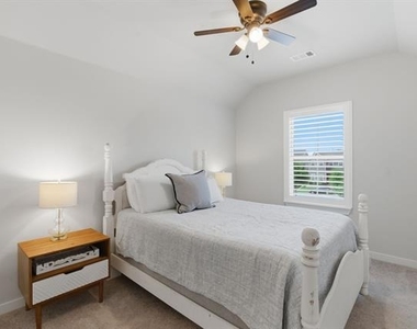 2225 Elm Place - Photo Thumbnail 12