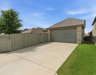 2225 Elm Place - Photo Thumbnail 23