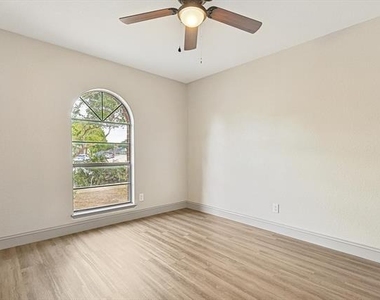 2903 Winterberry Drive - Photo Thumbnail 17
