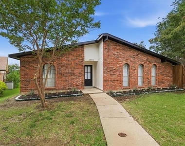 2903 Winterberry Drive - Photo Thumbnail 2