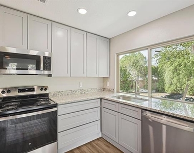 2903 Winterberry Drive - Photo Thumbnail 12