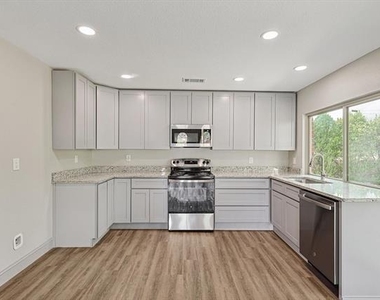 2903 Winterberry Drive - Photo Thumbnail 11