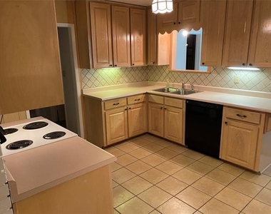 623 Club Oak Drive - Photo Thumbnail 3