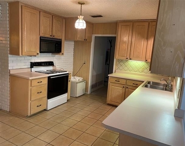 623 Club Oak Drive - Photo Thumbnail 4