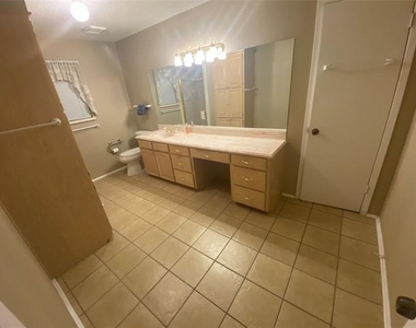 623 Club Oak Drive - Photo Thumbnail 15
