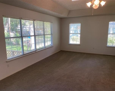 623 Club Oak Drive - Photo Thumbnail 6