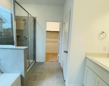 1836 Lockhart Drive - Photo Thumbnail 6