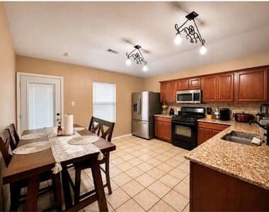 717 Kentucky Derby Lane - Photo Thumbnail 3