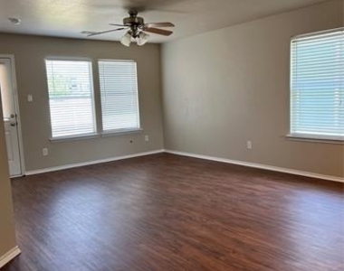 10921 Colonial Heights Lane - Photo Thumbnail 7