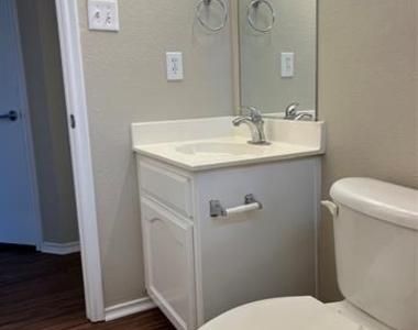 10921 Colonial Heights Lane - Photo Thumbnail 10