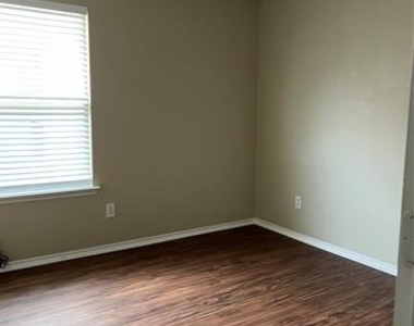 10921 Colonial Heights Lane - Photo Thumbnail 6