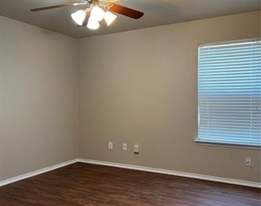 10921 Colonial Heights Lane - Photo Thumbnail 2
