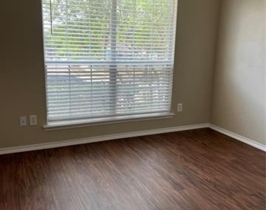 10921 Colonial Heights Lane - Photo Thumbnail 8