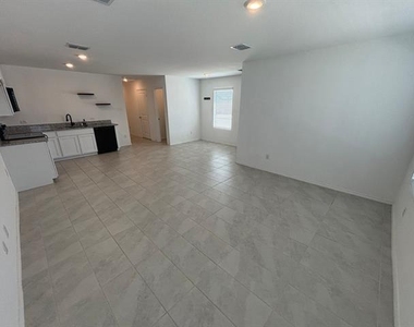 206 Sunflower Street - Photo Thumbnail 3