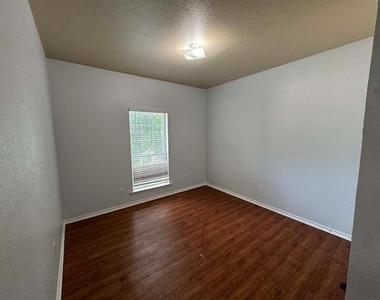 813 Betty Court - Photo Thumbnail 10