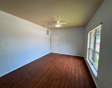 813 Betty Court - Photo Thumbnail 3