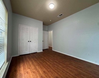 813 Betty Court - Photo Thumbnail 9