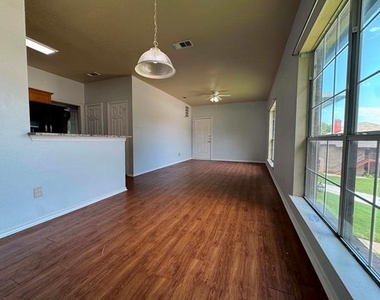 813 Betty Court - Photo Thumbnail 6