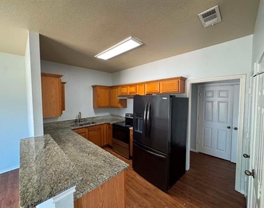 813 Betty Court - Photo Thumbnail 5