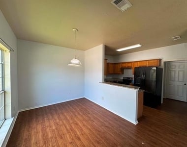 813 Betty Court - Photo Thumbnail 7