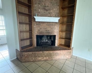 411 Bond Street - Photo Thumbnail 2