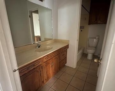 411 Bond Street - Photo Thumbnail 12
