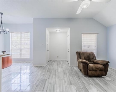 2709 Brittany Drive - Photo Thumbnail 9