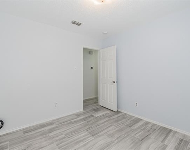 2709 Brittany Drive - Photo Thumbnail 17