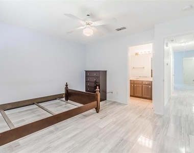 2709 Brittany Drive - Photo Thumbnail 15