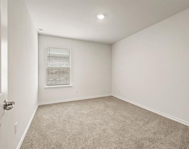 1006 Tall Grass Drive - Photo Thumbnail 17