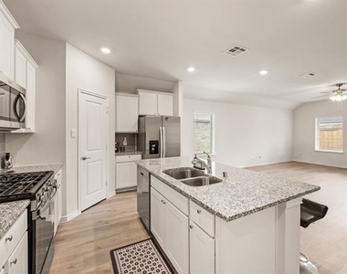 1006 Tall Grass Drive - Photo Thumbnail 9
