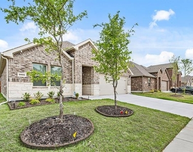 1006 Tall Grass Drive - Photo Thumbnail 2