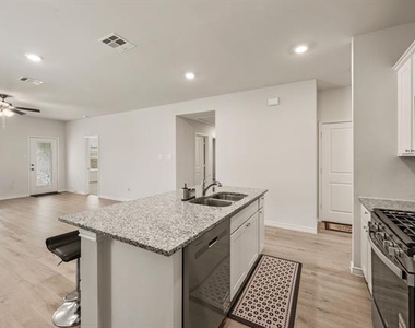1006 Tall Grass Drive - Photo Thumbnail 8