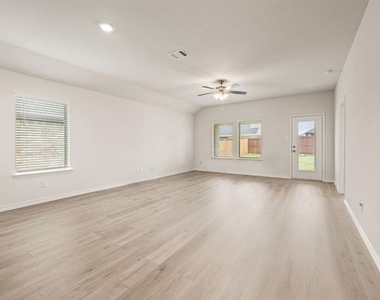 1006 Tall Grass Drive - Photo Thumbnail 4