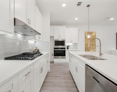 5609 Woodlands Drive - Photo Thumbnail 8