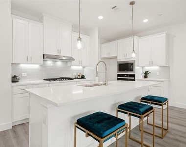 5609 Woodlands Drive - Photo Thumbnail 9