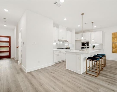 5609 Woodlands Drive - Photo Thumbnail 2