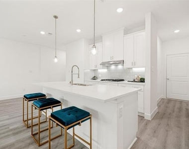 5609 Woodlands Drive - Photo Thumbnail 10