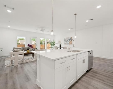 5609 Woodlands Drive - Photo Thumbnail 11