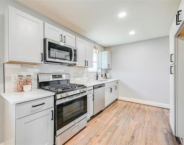 2729 Lockhart Avenue - Photo Thumbnail 7