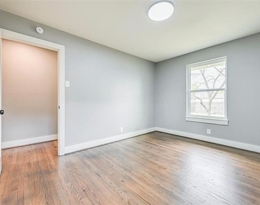 2729 Lockhart Avenue - Photo Thumbnail 16