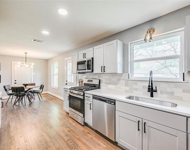 2729 Lockhart Avenue - Photo Thumbnail 3
