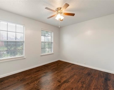 206 Shady Brook Drive - Photo Thumbnail 16