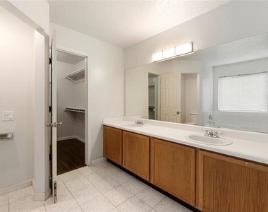 206 Shady Brook Drive - Photo Thumbnail 23