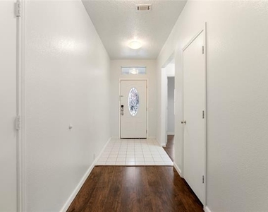 206 Shady Brook Drive - Photo Thumbnail 4