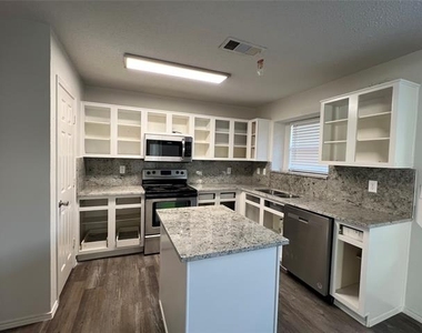 1621 Collin Drive - Photo Thumbnail 4