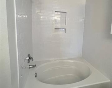 1621 Collin Drive - Photo Thumbnail 8